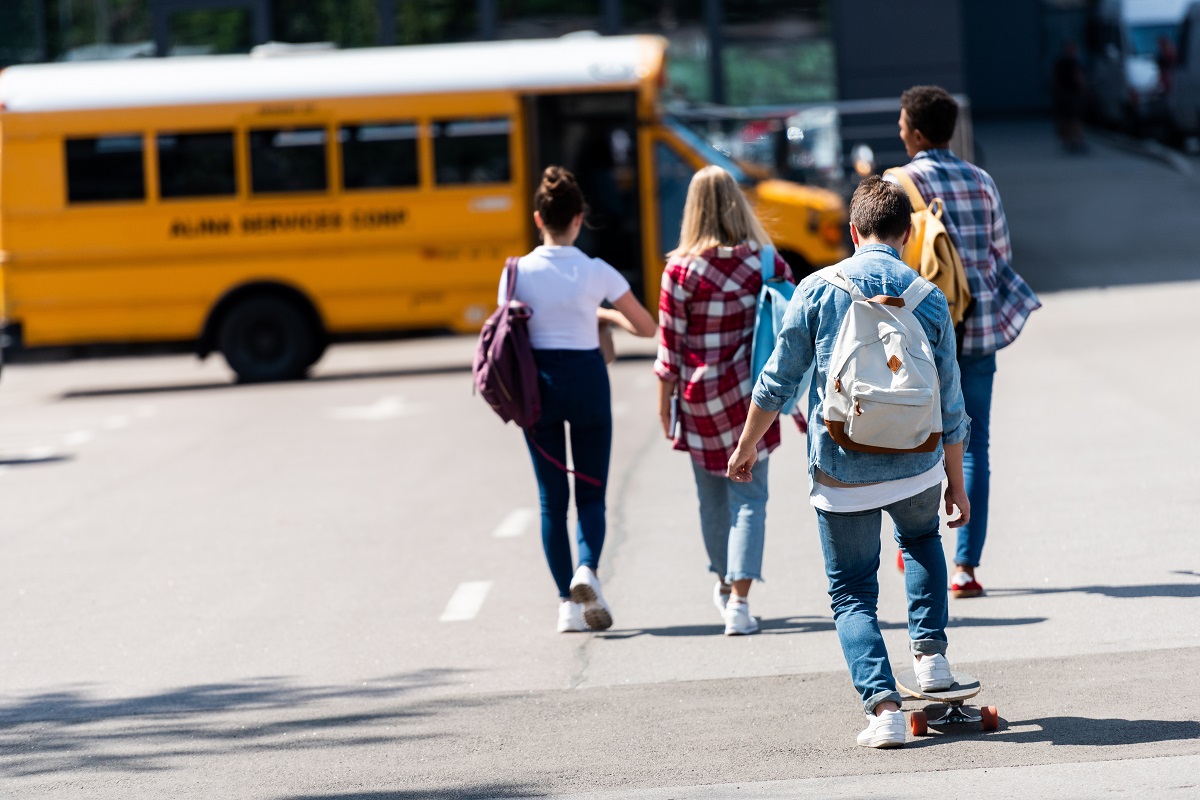 Why are you walking to school. Подросток идет. Подростки идут в школу. Фон идущих подростков.